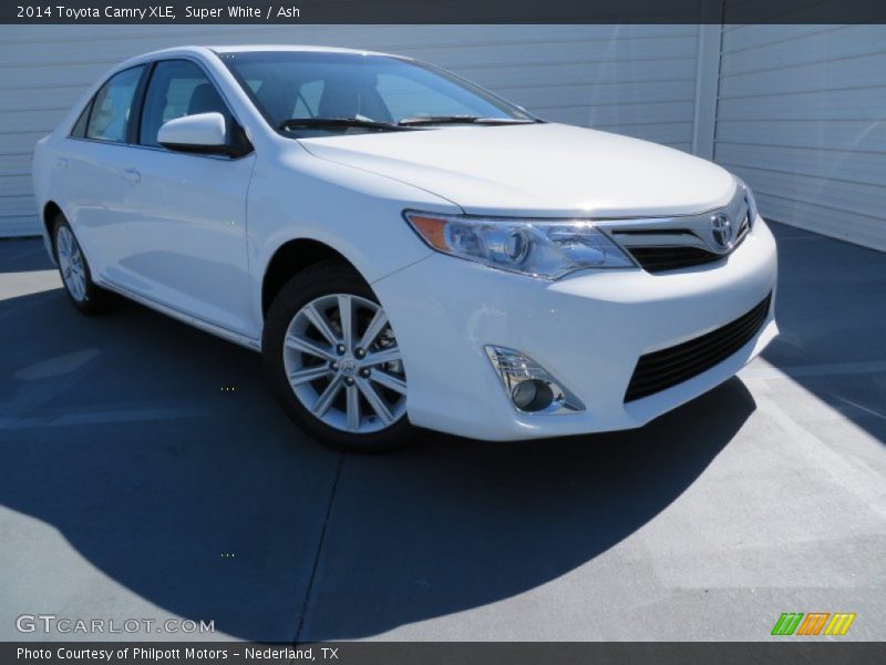Super White / Ash 2014 Toyota Camry XLE