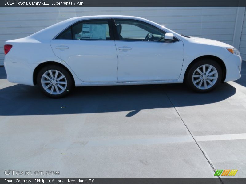 Super White / Ash 2014 Toyota Camry XLE