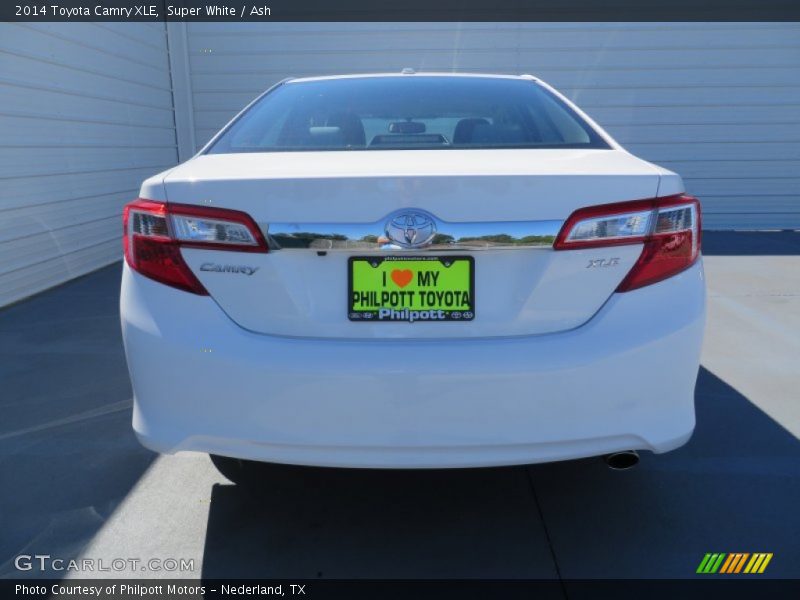 Super White / Ash 2014 Toyota Camry XLE