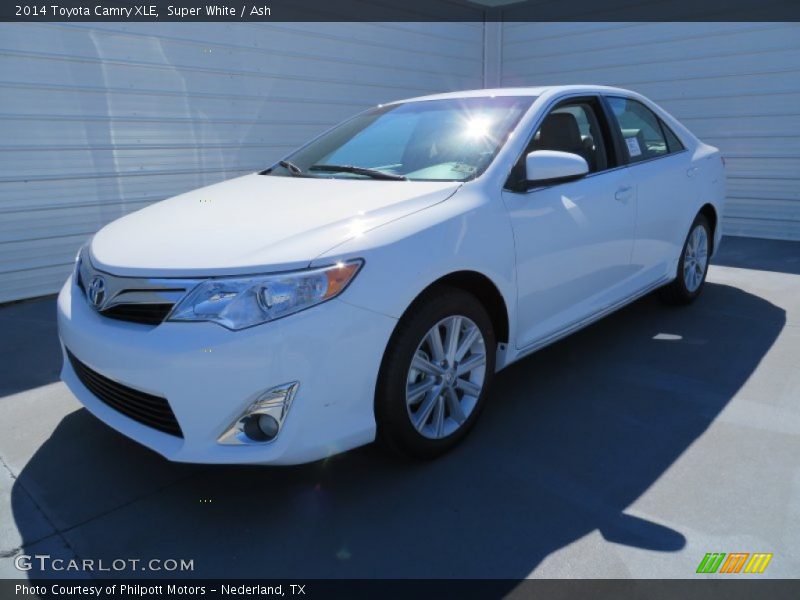 Super White / Ash 2014 Toyota Camry XLE