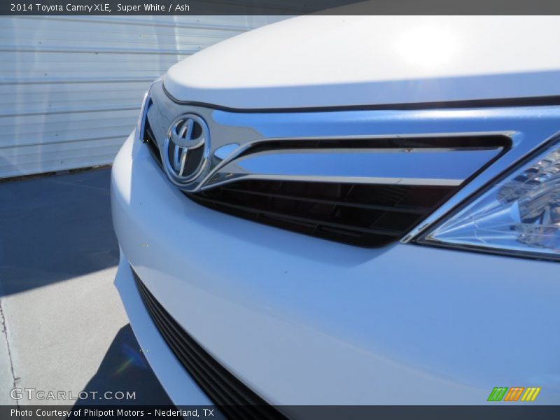 Super White / Ash 2014 Toyota Camry XLE