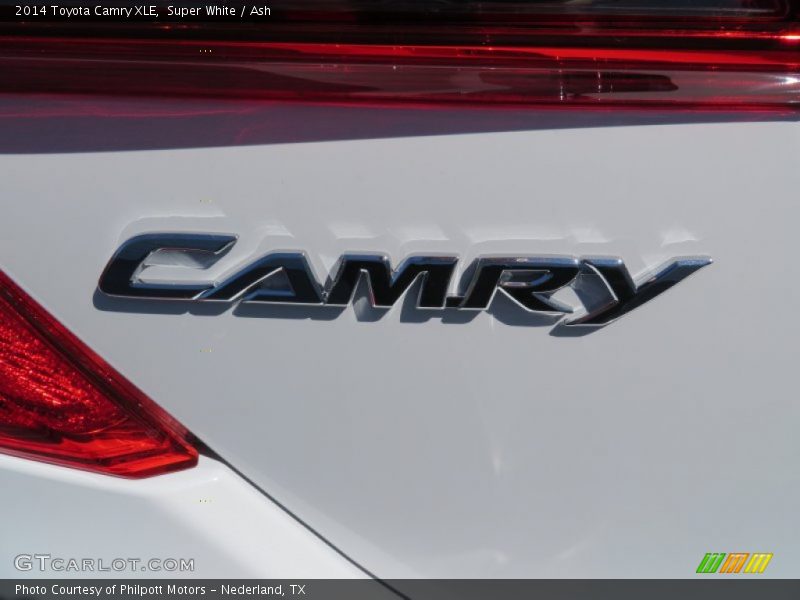 Super White / Ash 2014 Toyota Camry XLE