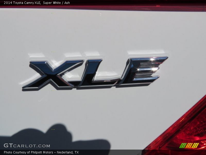 Super White / Ash 2014 Toyota Camry XLE