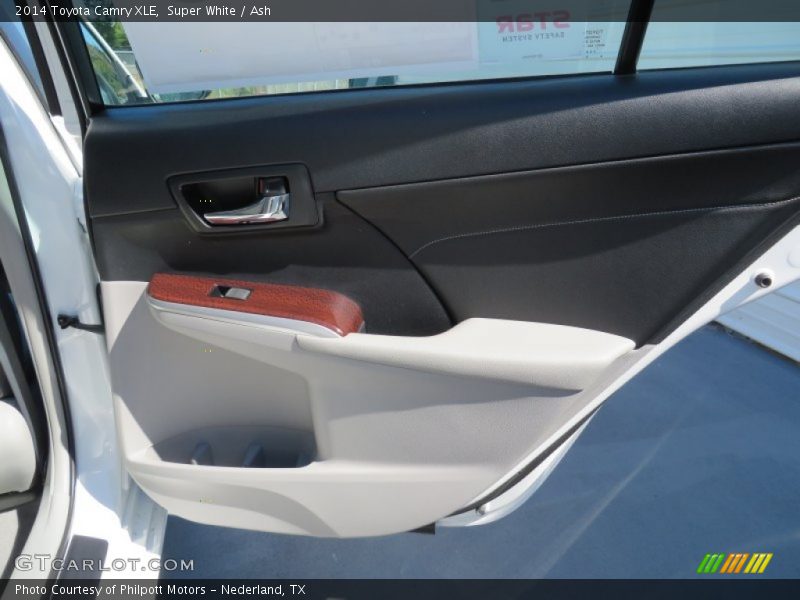 Super White / Ash 2014 Toyota Camry XLE