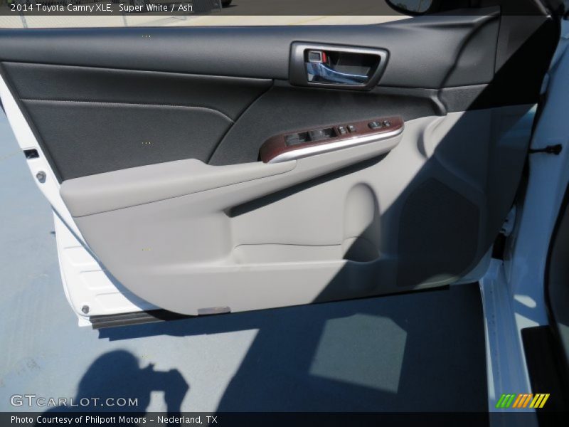 Super White / Ash 2014 Toyota Camry XLE
