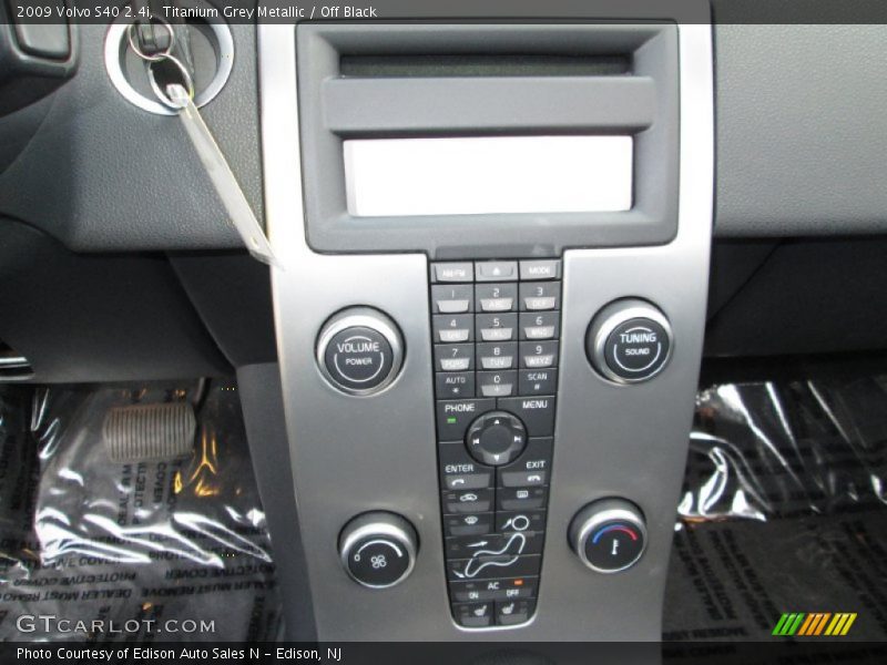 Titanium Grey Metallic / Off Black 2009 Volvo S40 2.4i