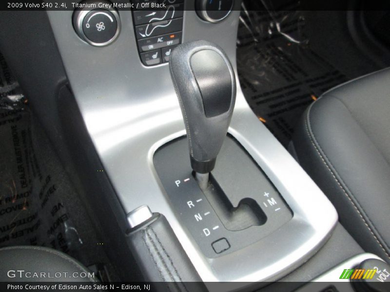 Titanium Grey Metallic / Off Black 2009 Volvo S40 2.4i