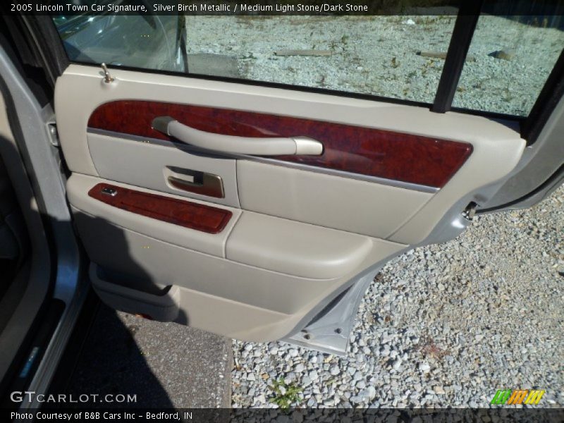 Silver Birch Metallic / Medium Light Stone/Dark Stone 2005 Lincoln Town Car Signature