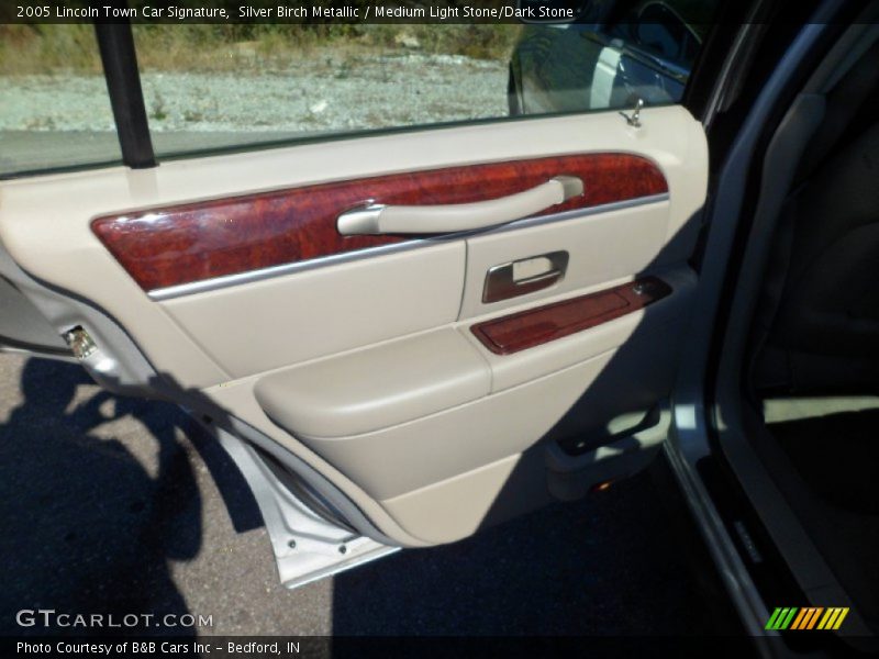 Silver Birch Metallic / Medium Light Stone/Dark Stone 2005 Lincoln Town Car Signature