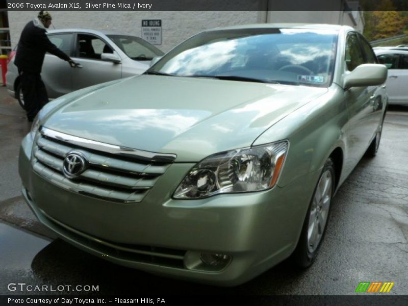 Front 3/4 View of 2006 Avalon XLS