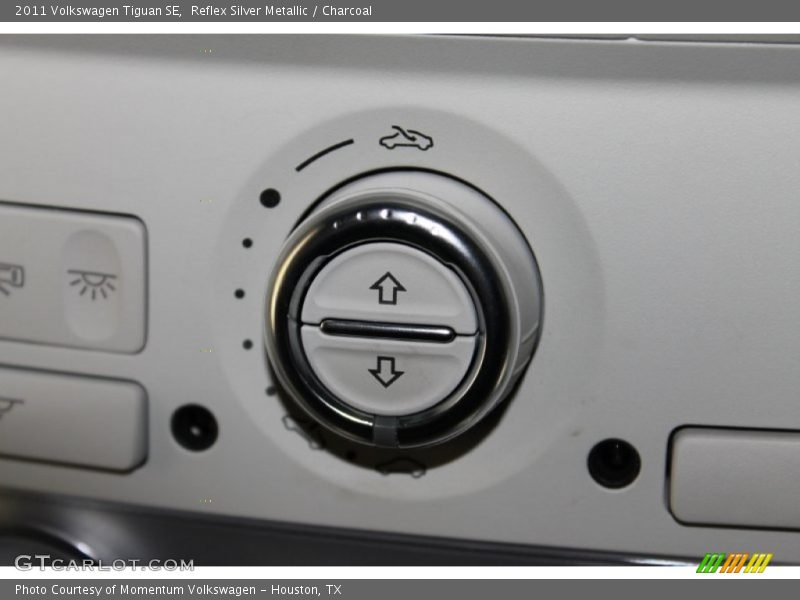 Reflex Silver Metallic / Charcoal 2011 Volkswagen Tiguan SE