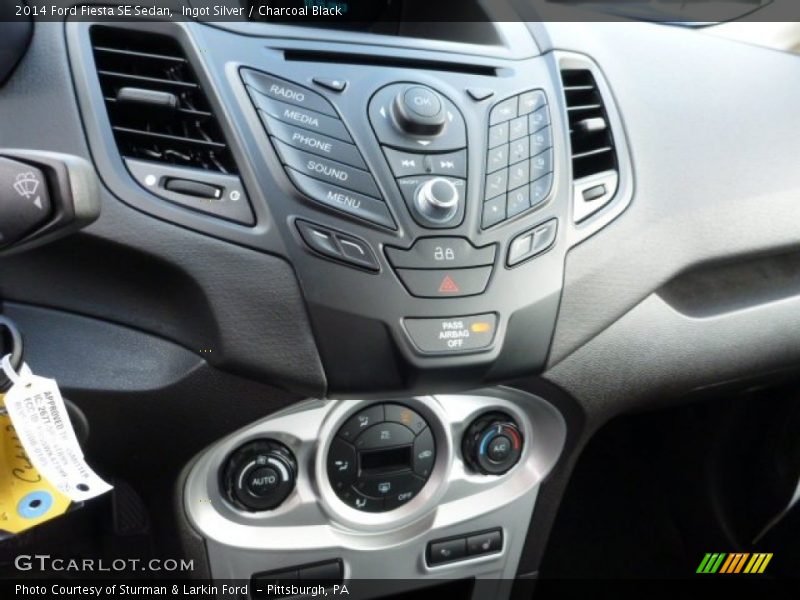 Ingot Silver / Charcoal Black 2014 Ford Fiesta SE Sedan