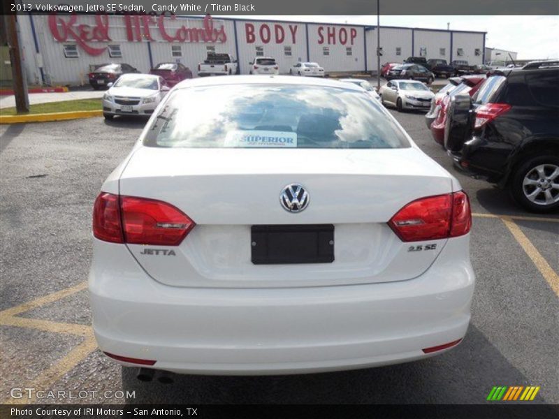 Candy White / Titan Black 2013 Volkswagen Jetta SE Sedan