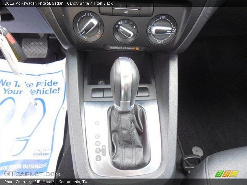Candy White / Titan Black 2013 Volkswagen Jetta SE Sedan