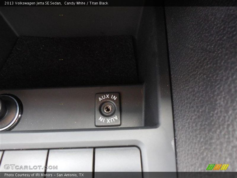 Candy White / Titan Black 2013 Volkswagen Jetta SE Sedan