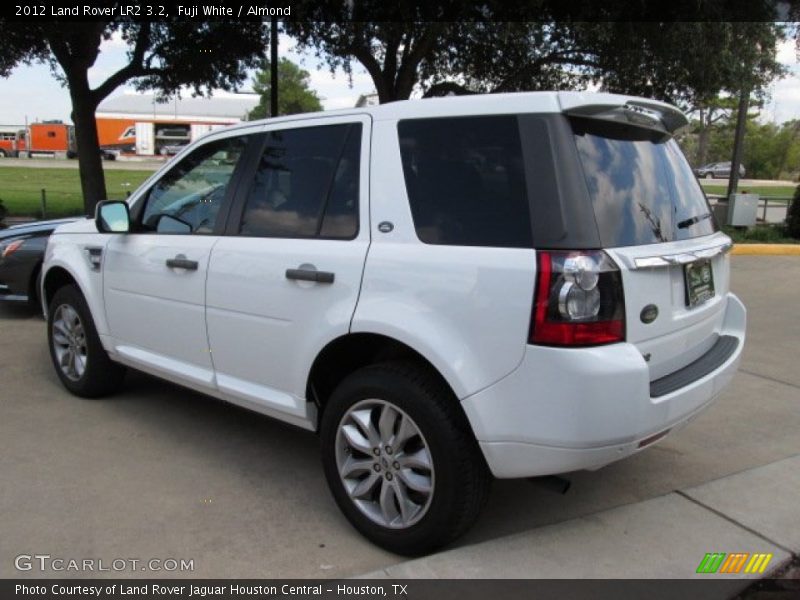 Fuji White / Almond 2012 Land Rover LR2 3.2