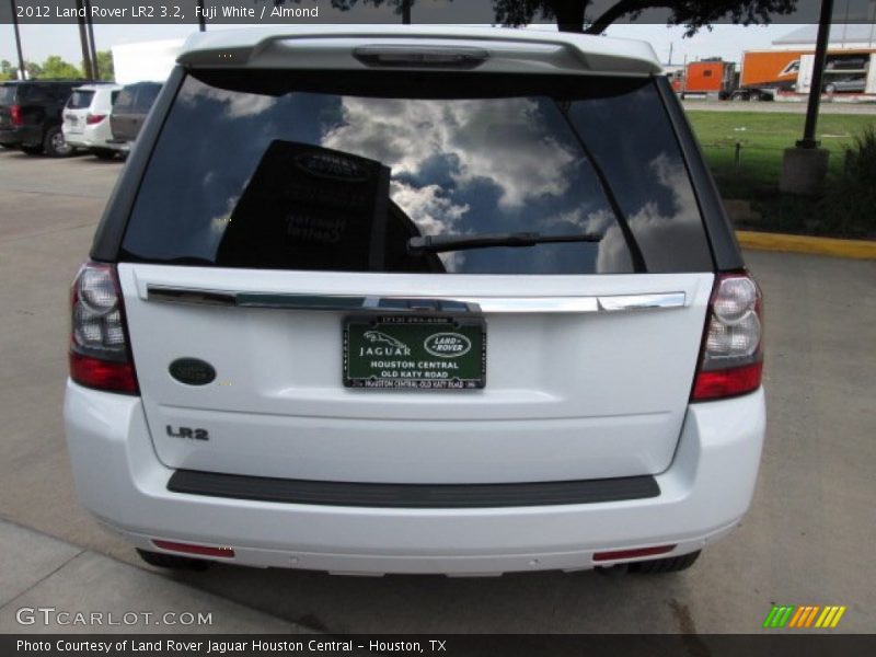 Fuji White / Almond 2012 Land Rover LR2 3.2