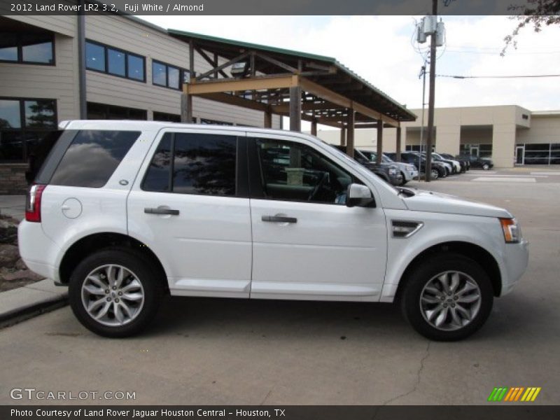 Fuji White / Almond 2012 Land Rover LR2 3.2