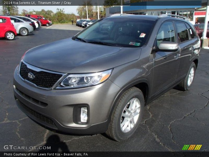 Front 3/4 View of 2014 Sorento LX