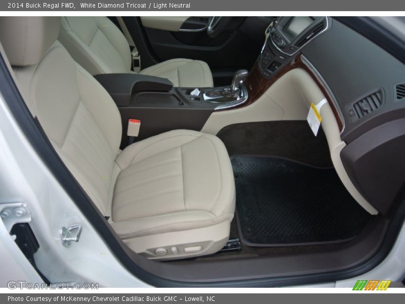 White Diamond Tricoat / Light Neutral 2014 Buick Regal FWD