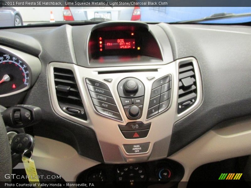 Lime Squeeze Metallic / Light Stone/Charcoal Black Cloth 2011 Ford Fiesta SE Hatchback