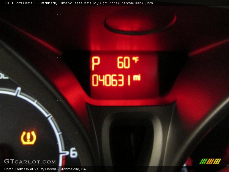 Lime Squeeze Metallic / Light Stone/Charcoal Black Cloth 2011 Ford Fiesta SE Hatchback
