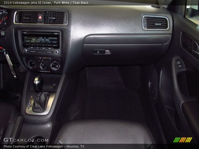 Pure White / Titan Black 2014 Volkswagen Jetta SE Sedan