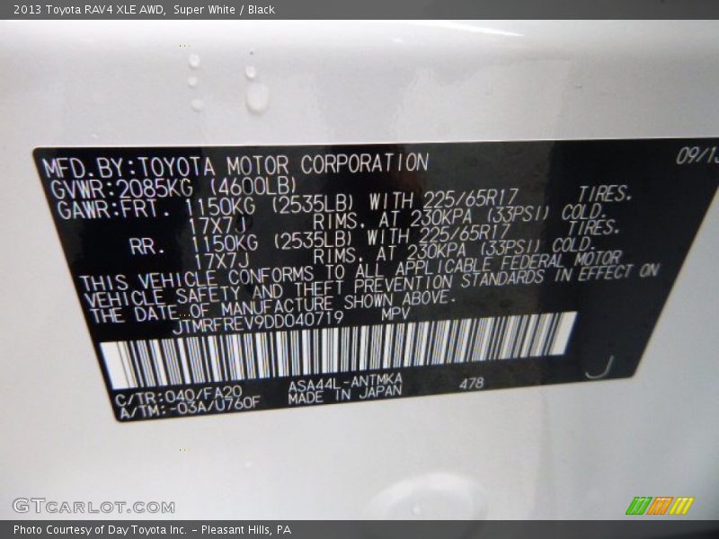 Super White / Black 2013 Toyota RAV4 XLE AWD