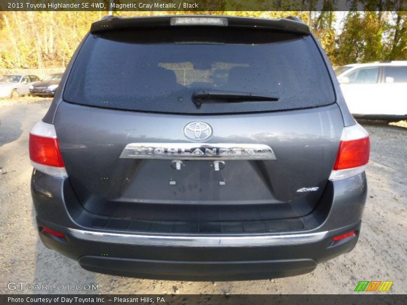 Magnetic Gray Metallic / Black 2013 Toyota Highlander SE 4WD