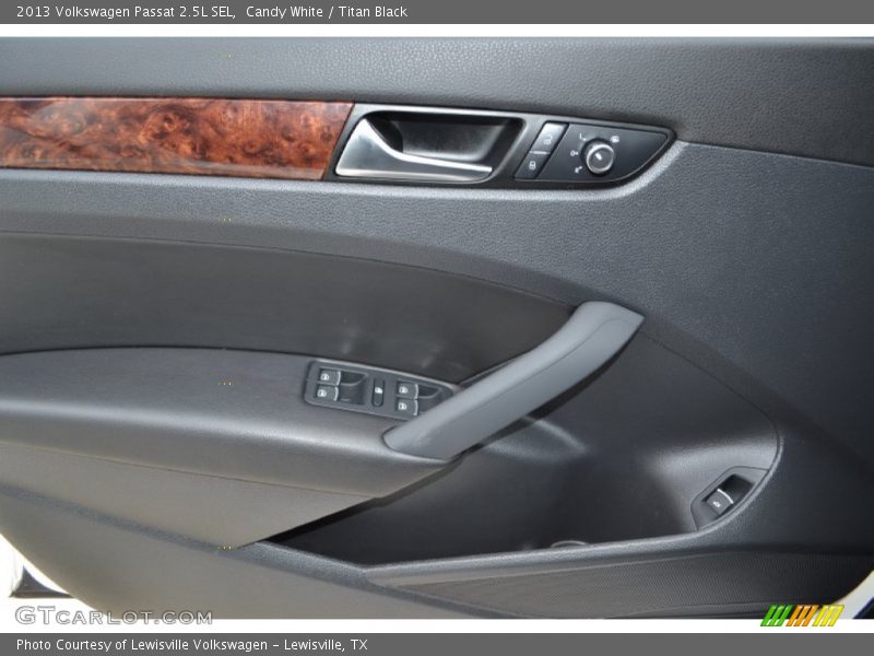 Candy White / Titan Black 2013 Volkswagen Passat 2.5L SEL
