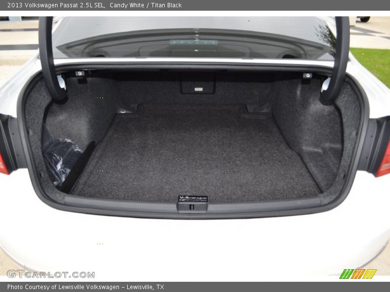 Candy White / Titan Black 2013 Volkswagen Passat 2.5L SEL