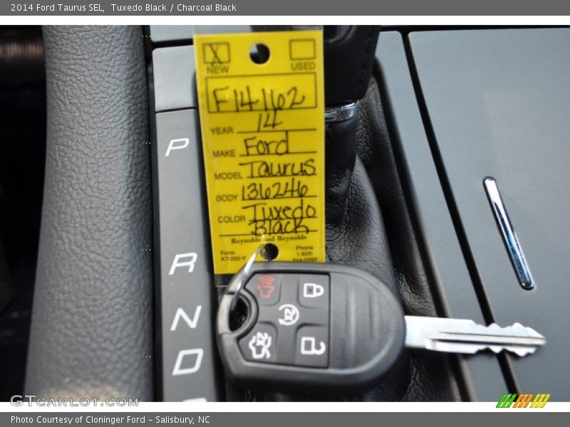 Tuxedo Black / Charcoal Black 2014 Ford Taurus SEL