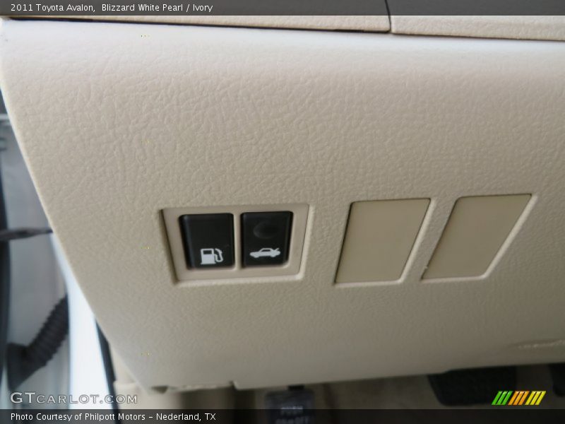 Blizzard White Pearl / Ivory 2011 Toyota Avalon