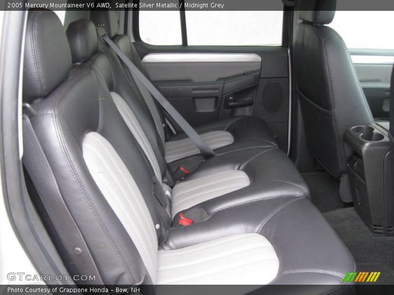 Satellite Silver Metallic / Midnight Grey 2005 Mercury Mountaineer V6 AWD