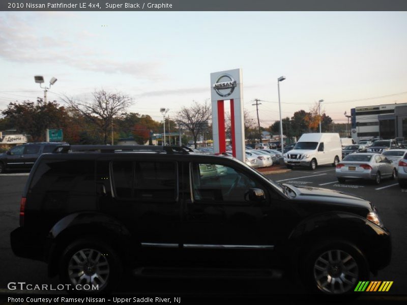 Super Black / Graphite 2010 Nissan Pathfinder LE 4x4
