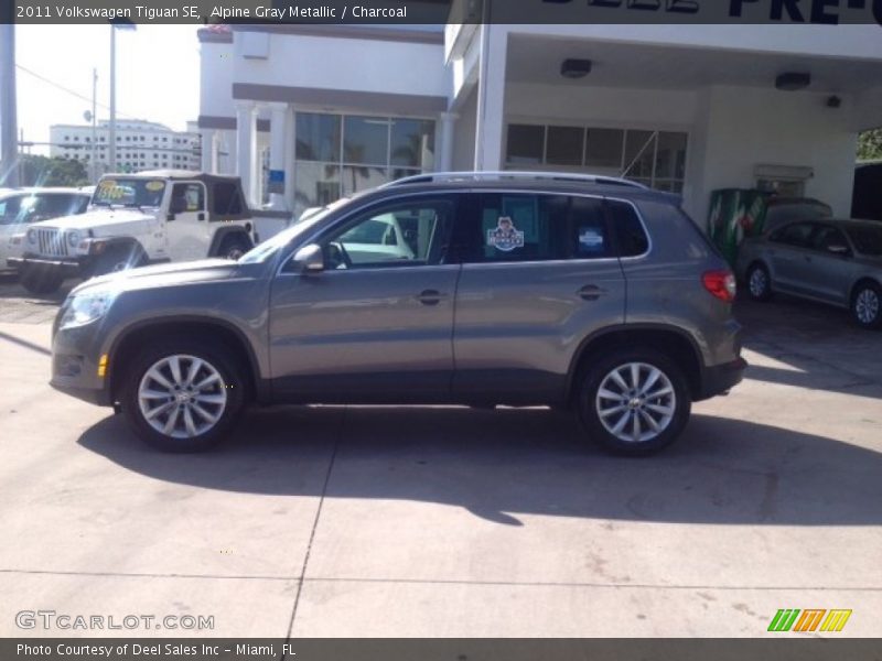Alpine Gray Metallic / Charcoal 2011 Volkswagen Tiguan SE