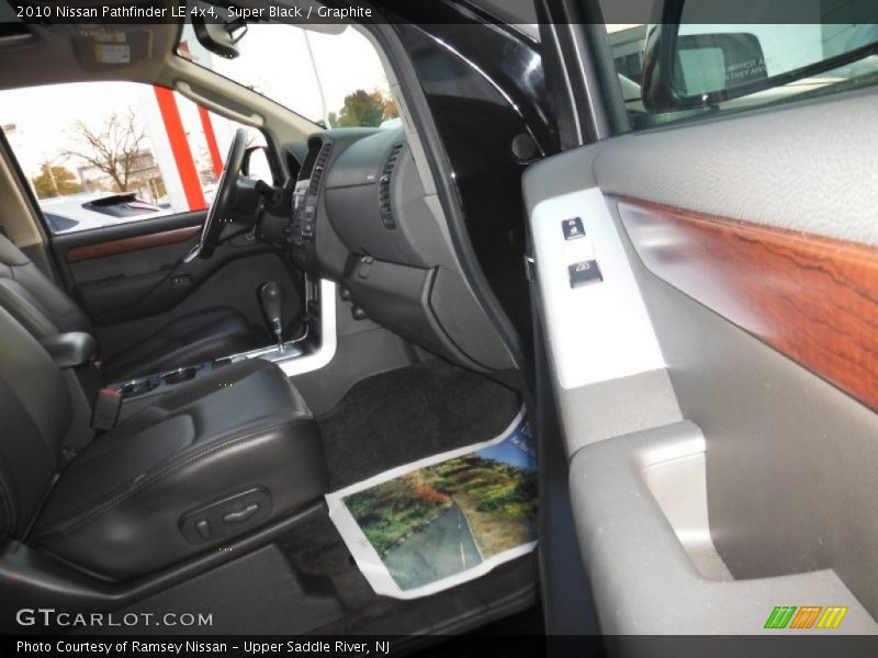 Super Black / Graphite 2010 Nissan Pathfinder LE 4x4