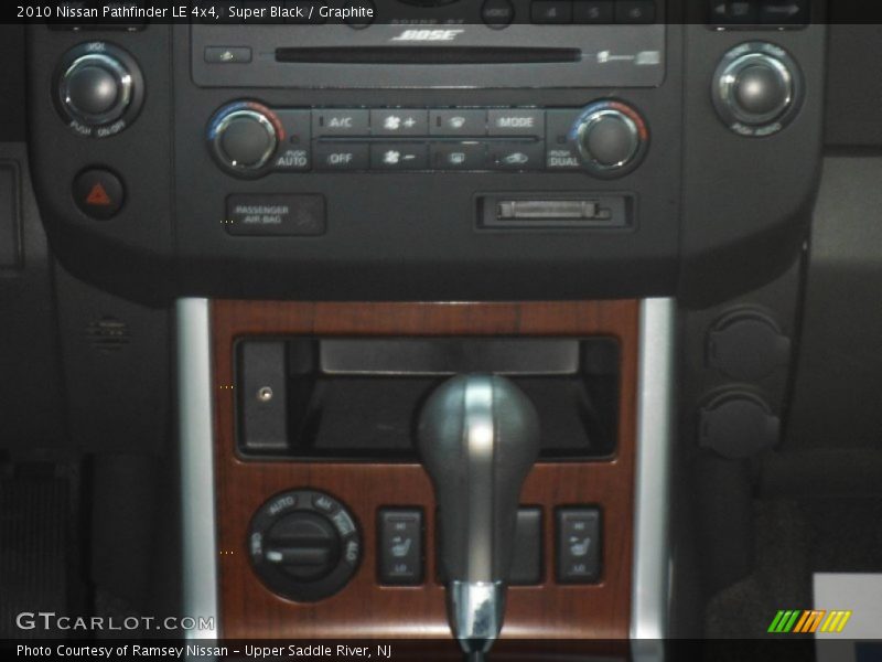 Super Black / Graphite 2010 Nissan Pathfinder LE 4x4