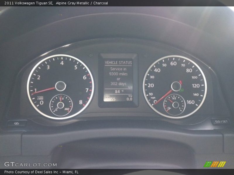 Alpine Gray Metallic / Charcoal 2011 Volkswagen Tiguan SE