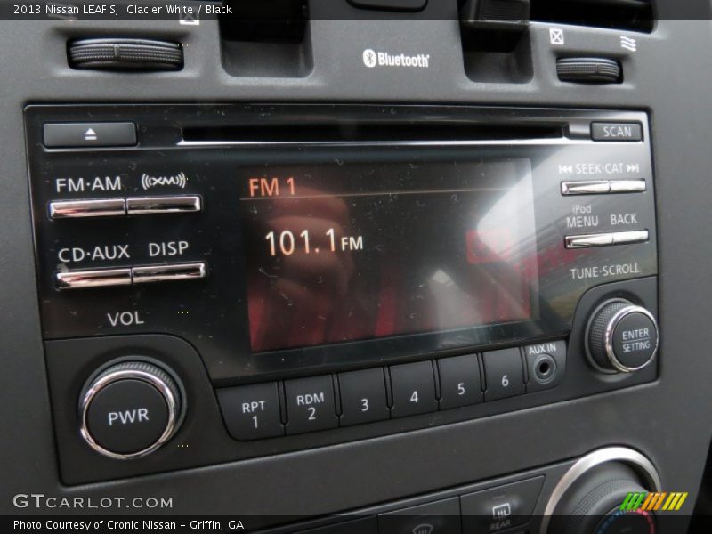 Glacier White / Black 2013 Nissan LEAF S