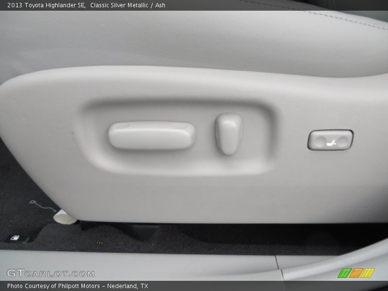 Classic Silver Metallic / Ash 2013 Toyota Highlander SE