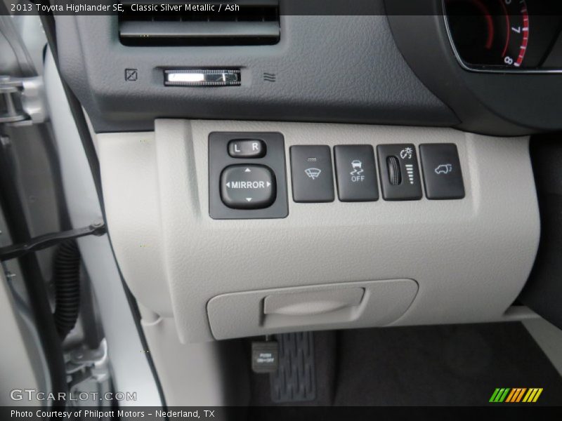Classic Silver Metallic / Ash 2013 Toyota Highlander SE