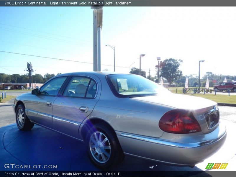 Light Parchment Gold Metallic / Light Parchment 2001 Lincoln Continental