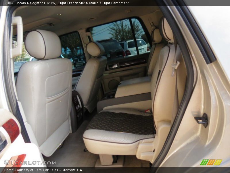 Light French Silk Metallic / Light Parchment 2004 Lincoln Navigator Luxury