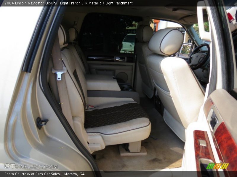 Light French Silk Metallic / Light Parchment 2004 Lincoln Navigator Luxury