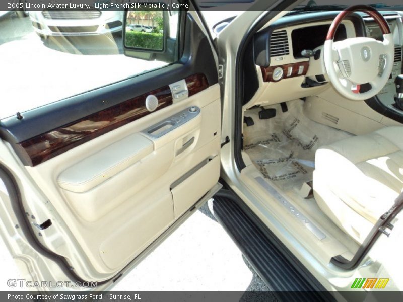 Light French Silk Metallic / Camel 2005 Lincoln Aviator Luxury