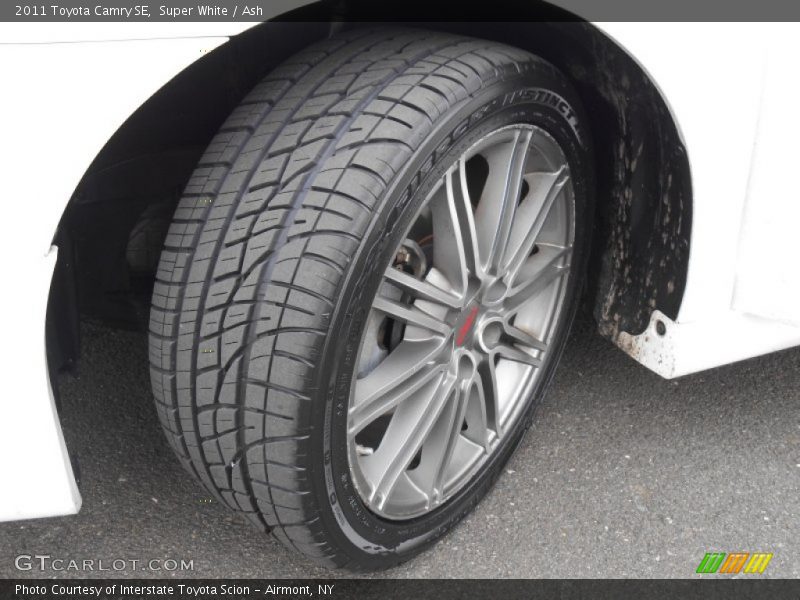 Super White / Ash 2011 Toyota Camry SE