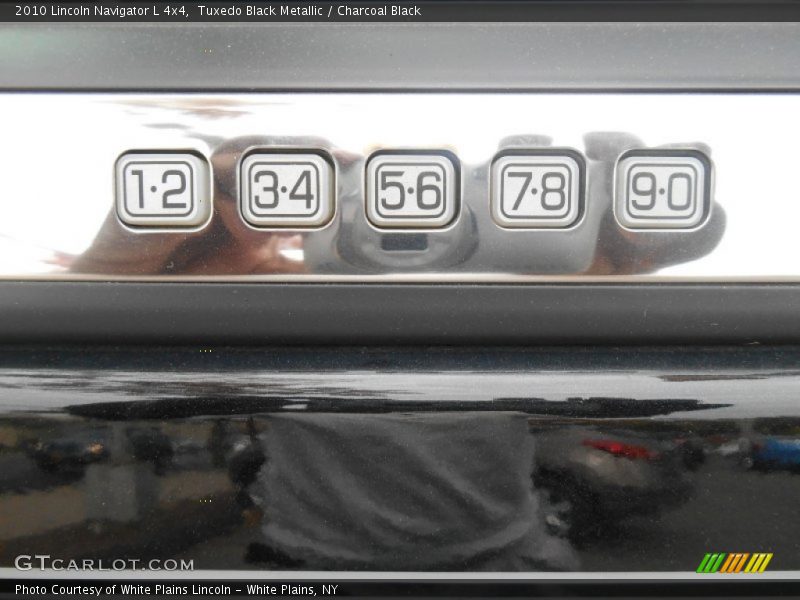 Tuxedo Black Metallic / Charcoal Black 2010 Lincoln Navigator L 4x4