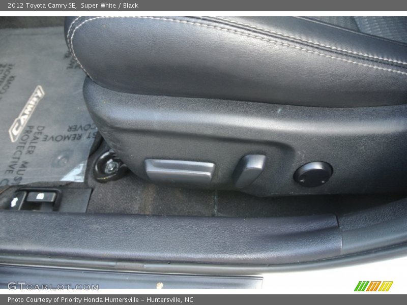 Super White / Black 2012 Toyota Camry SE