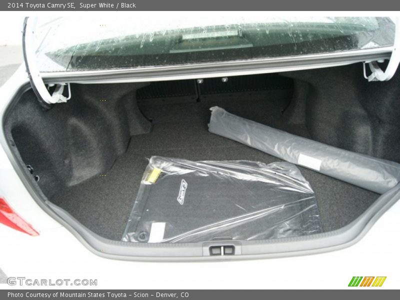 Super White / Black 2014 Toyota Camry SE